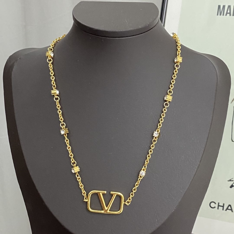 Ba*len*cia*ga necklaces